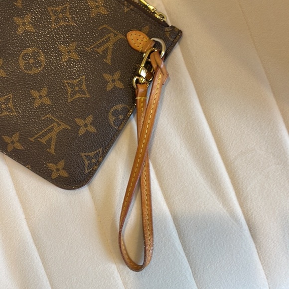 Louis Vuitton Neverfull Pouch - Picture 2 of 5
